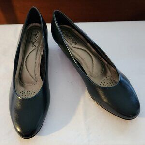 Soft Style pumps sz 8.5 W low heel navy NIB Angel II